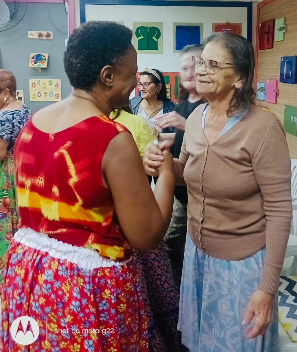Apresentação de dança Grupo 60+ do Projeto Felicidade da Cia dos Sonhos - CDI Santa Dulce - Maio 2026 — foto 1