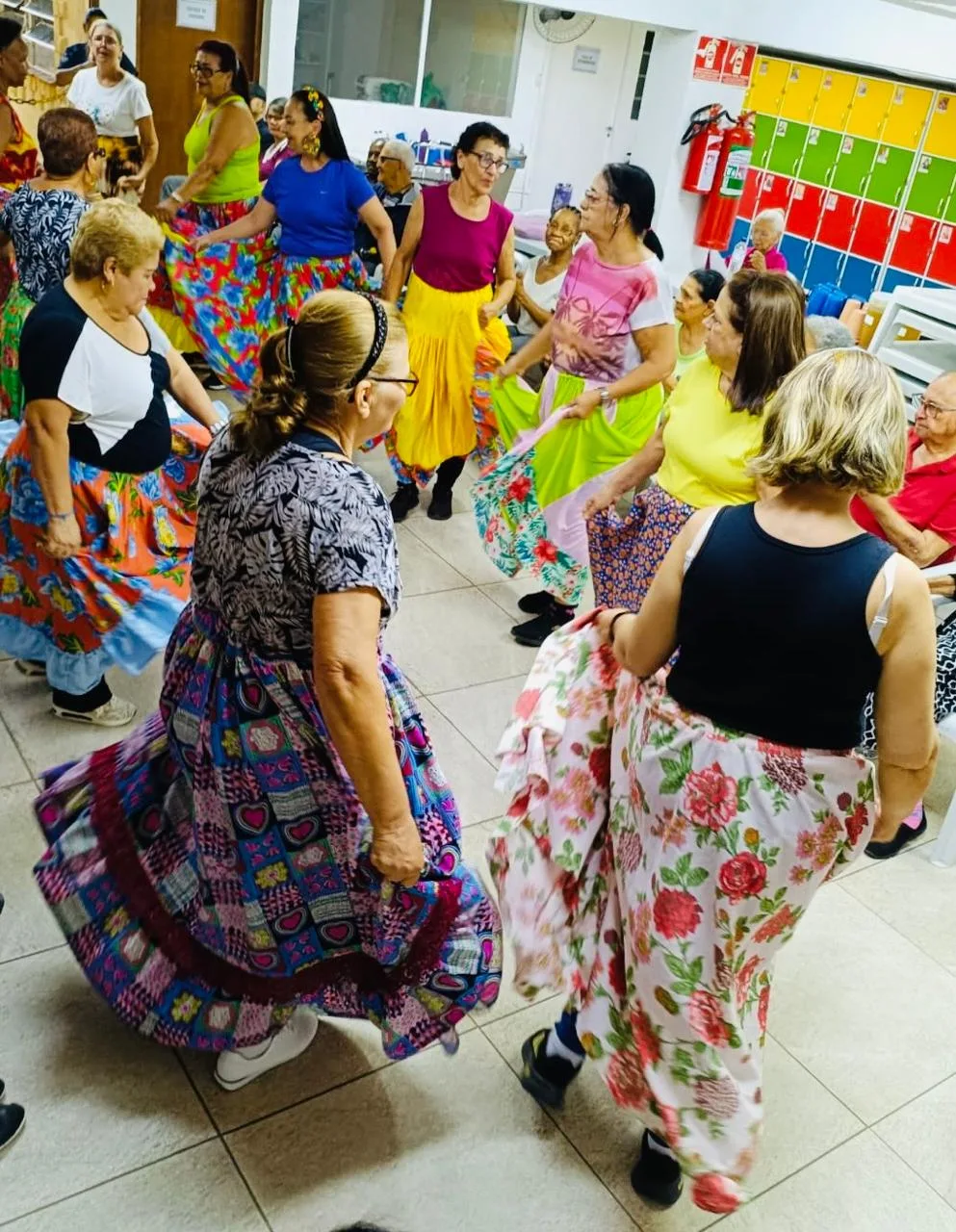 Apresentação de dança Grupo 60+ do Projeto Felicidade da Cia dos Sonhos - CDI Santa Dulce - Maio 2026 — foto 5